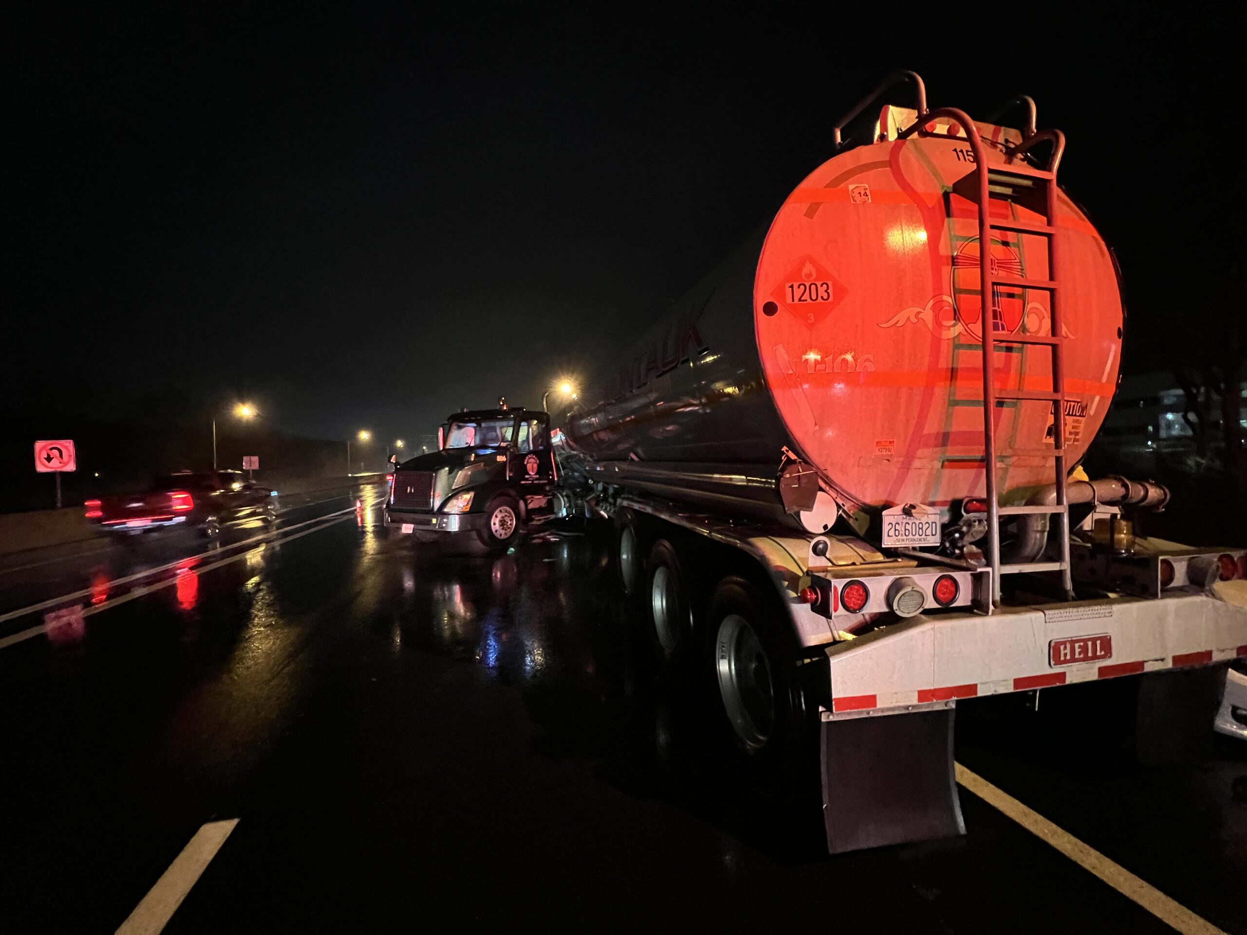 Holtsville FD Responds to MVA on LIE Involving Fuel Spill